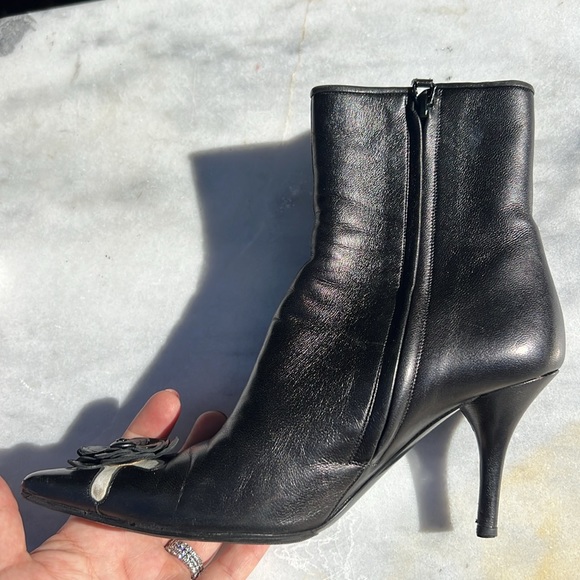 Chanel Black Leather Flower Appliqué Logo Pointed Toe Booties Euro size 37.🖤🔥 - Picture 15 of 17